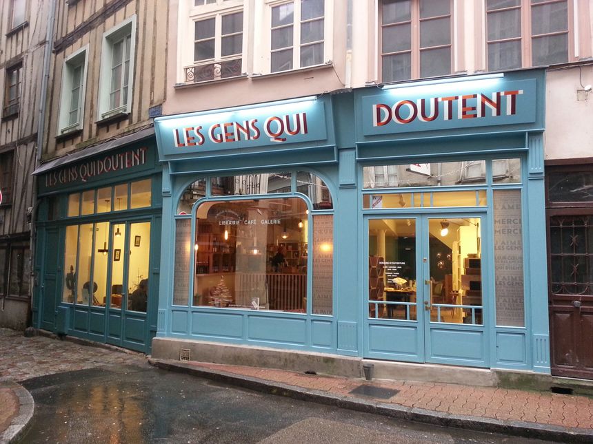 La façade de la librairie est toute bleue. Un sacré atout charme dans cette rue Lansecot de Limoges