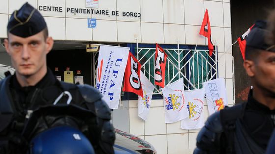 La mobilisation, vendredi 19 janvier, devant la prison de Borgo (Haute-Corse) ©Maxppp - BUFFA Christian