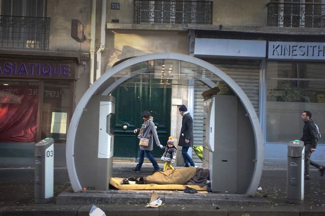 « Les parois de verre ont été délicatement enlevées …». Exils Intra-Muros, 326 rue des Pyrénées à Paris le 11 décembre 2016 à 11h33.