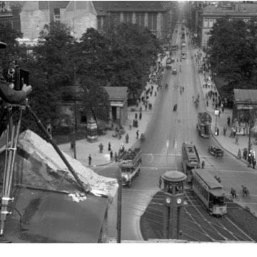 Légende : Le grand Berlin / Vue de Berlin, Potsdamer Platz und Leipziger Straße en 1926 / Louis Dimier intitulé L’Appel des intellectuels allemands et publié par La Nouvelle Librairie Nationale.