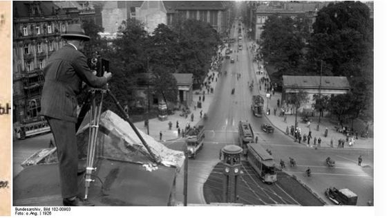 Légende : Le grand Berlin / Vue de Berlin, Potsdamer Platz und Leipziger Straße en 1926 / Louis Dimier intitulé L’Appel des intellectuels allemands et publié par La Nouvelle Librairie Nationale. - BERLINAB50/German Federal Archives