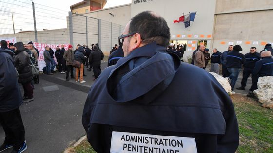 La mobilisation des surveillants pénitentiaires se poursuit. Ici, devant le centre pénitentiaire de la ville de Béziers, le 22/01/18 ©AFP - PASCAL GUYOT