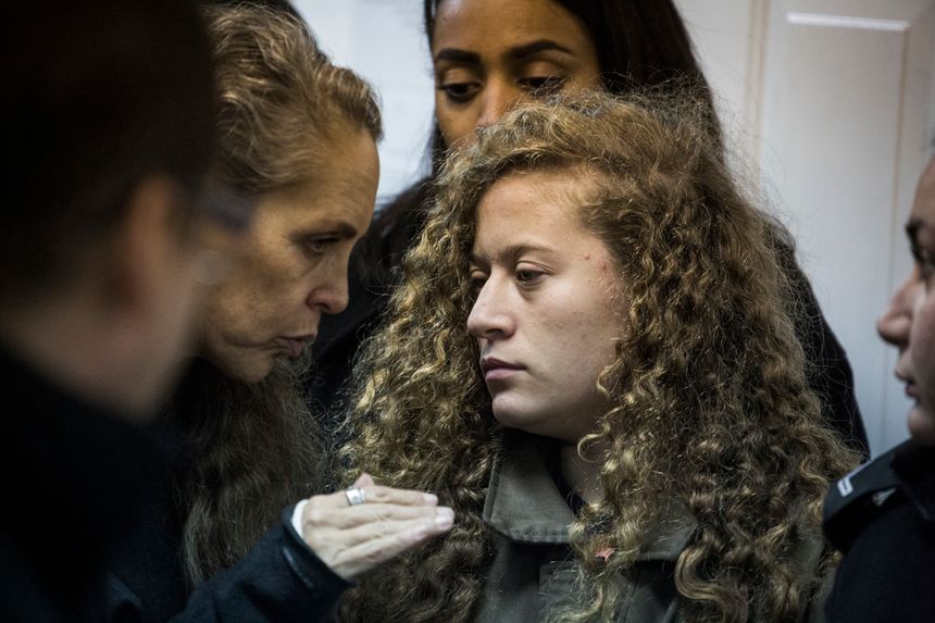 Ahed Tamimi (à dte) avec son avocate israélienne le 1er janvier dernier