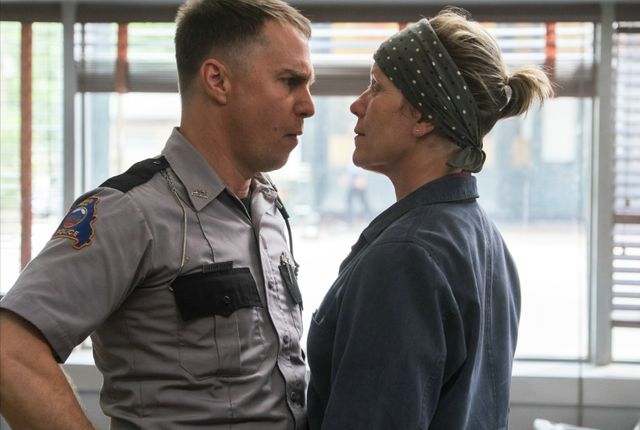 Midred Hayes (Frances McDormand) face au chef de la police locale, Bill Willoughby (Woody Harrelson) dans "3 Billboards"