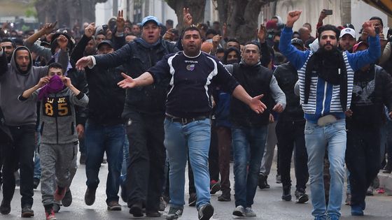 Manifestants protestant contre la politique d’austérité du gouvernement, dans la ville de Tebourra en Tunisie, le 9 janvier 2018. ©AFP - FETHI BELAID
