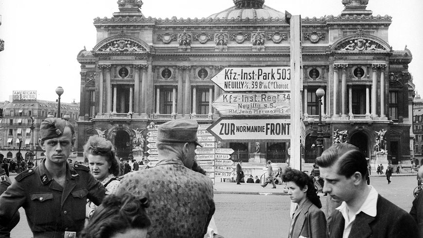 Le Palais Garnier (Opéra de Paris) en 1944, pendant l'Occupation.