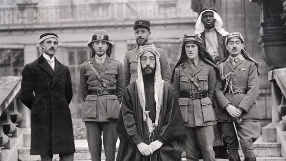 Lors de la conférence de Versailles. De gauche à droite: Rustum Haidar, Nuri as-Said, Prince Faisal (premier plan), le Capitaine Pisani, T. E. Lawrence, un esclave du Prince (nom incconu) et le Capitaine Hassan Khadri. - Wikicommons