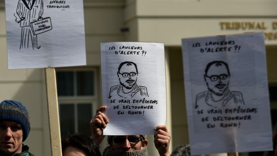 Manifestation de soutien aux lanceurs d'alerte en avril 2016, à Luxembourg ©AFP - JOHN THYS