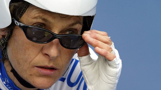 Jeannie Longo, au départ de la course, Bardolino, Italie 28 septembre 2004 ©AFP - DAMIEN MEYER / AFP