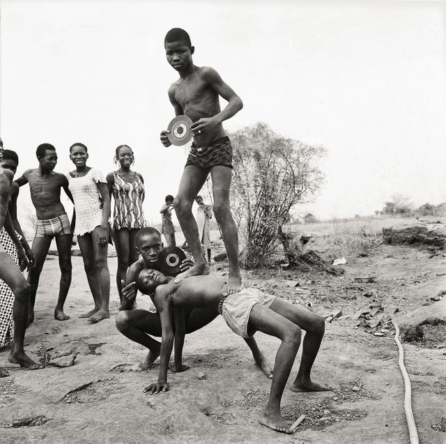 "Pique-nique à la Chaussée", 1972. Tirage gélatino-argentique 60,5 x 50,5 cm. Collection Fondation Cartier pour l’art contemporain, Paris