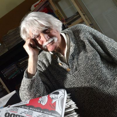 Le journaliste et écrivain satirique français, fondateur des journaux Hara-Kiri et Charlie Hebdo, François Cavanna est photographié le 13 mai 2004 dans les locaux du journal Charlie Hebdo à Paris.