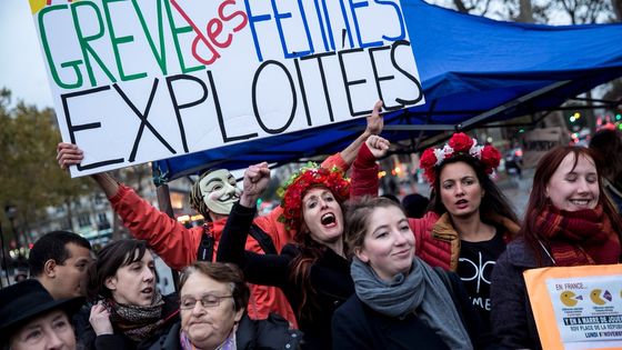 Le collectif "Les Glorieuses", lors d'un rassemblement à Paris, pour lutter contre les inégalités salariales entre hommes et femmes, en novembre 2016. ©Maxppp - Vincent Isore