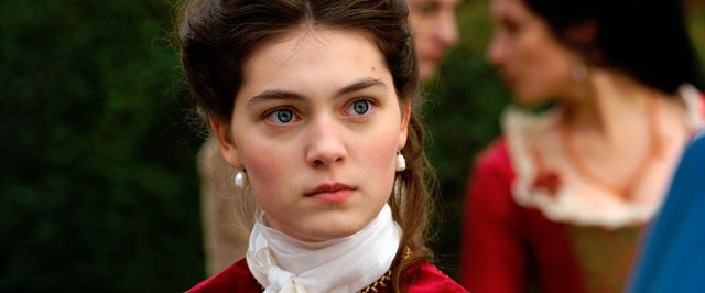Anamaria Vartolomei campe la seule rebelle dans ces mariages arrangés par son père : Mlle de Montpensier