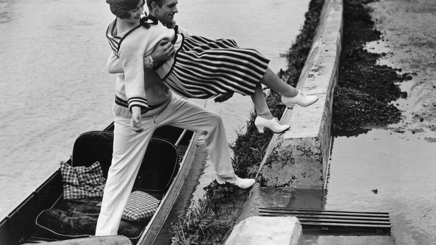 Un homme galant aidant une femme, Londres, 1925