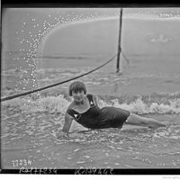 Suzy Solidor posant allongée sur la plage : Deauville 1922.