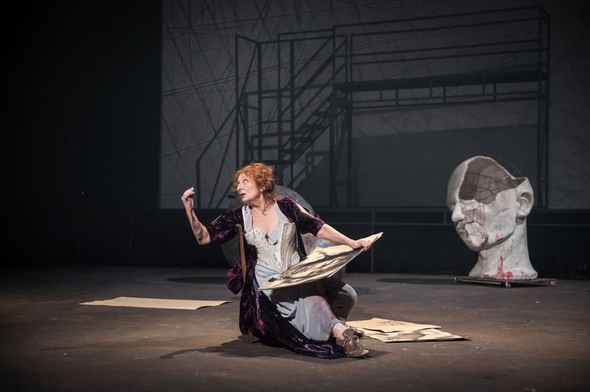 Chrstiane Cohendy dans "Tableau d'une exécution". En fond, une tête trouée... La scénographie est signée Graciela Galàn