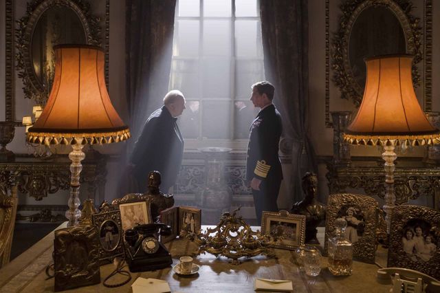 Winston Churchill (Gary Oldman) et le roi George VI (Ben Mendelsohn)