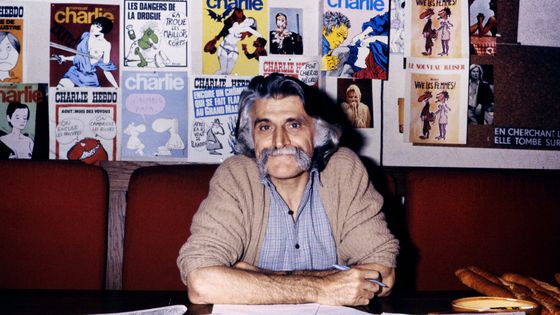François Cavanna en 1987 dans les bureaux de Charlie Hebdo ©AFP