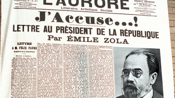 en incrustation sur une reproducton de la Une de l'Aurore du 13 janvier 1898, portrait non daté du romancier Emile Zola qui fit publié il y a 120 ans sous le titre "J'accuse", sa vibrante défense du capitaine Alfred Dreyfus. ©AFP