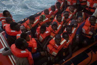 En juin 2017, Lampedusa, bateau de migrants secourus en train d'accoster à Lampedusa En juin 2017, Lampedusa, bateau de migrants secourus en train d'accoster à Lampedusa