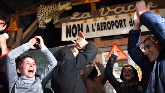 Des opposants au projet d'aéroport réunis à La vache Rit, une ferme de Notre-Dame des Landes, applaudissent la décision du gouvernement (17/01/18) ©AFP - LOIC VENANCE