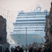 Le paquebot de croisière MSC Magnifica passe près de la place Saint-Marc dans le bassin de Venise, le 23 janvier 2011
