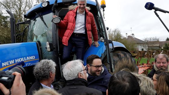 Laurent Wauquiez en visite dans une ferme d'Ile-de-France Janvier 2018 ©AFP - THOMAS SAMSON