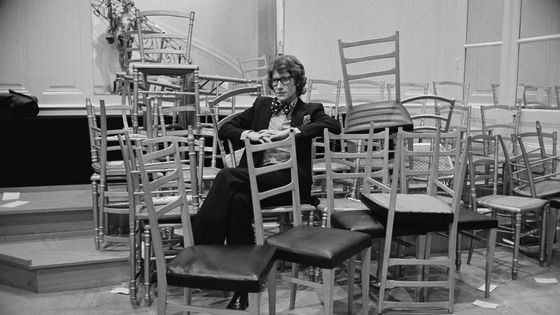 Yves Saint Laurent en backstage lors d'un défilé de mode, le 22 janvier 1972. ©Getty - Reg Lancaster/Daily Express/Hulton Archive