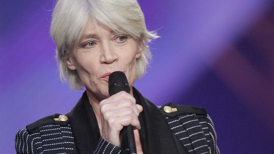 Françoise Hardy après avoir reçu la Victoire de l'Artiste Interprète féminine de l'année, le 05 mars 2005 sur la scène du Zénith à Paris, lors de la cérémonie des 20e Victoires de la musique. ©AFP - BERTRAND GUAY