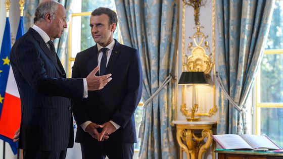 Emmanuel Macron avec le président du Conseil Constitutionnel Laurent Fabius, le 06 novembre 2017. ©AFP - Christope Petit Tesson / POOL