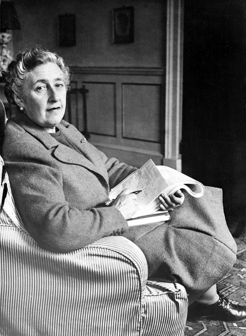 La romancière Agatha Christie, en mars 1946 dans sa maison "Greenway House" dans le Devonshire.