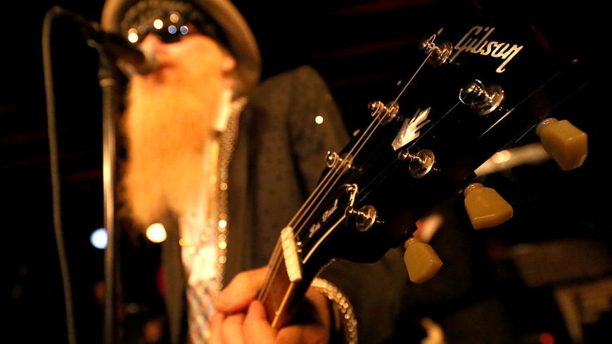 Billy Gibbons sur scène à Austin (Texas) avec sa Gibson, décembre 2017