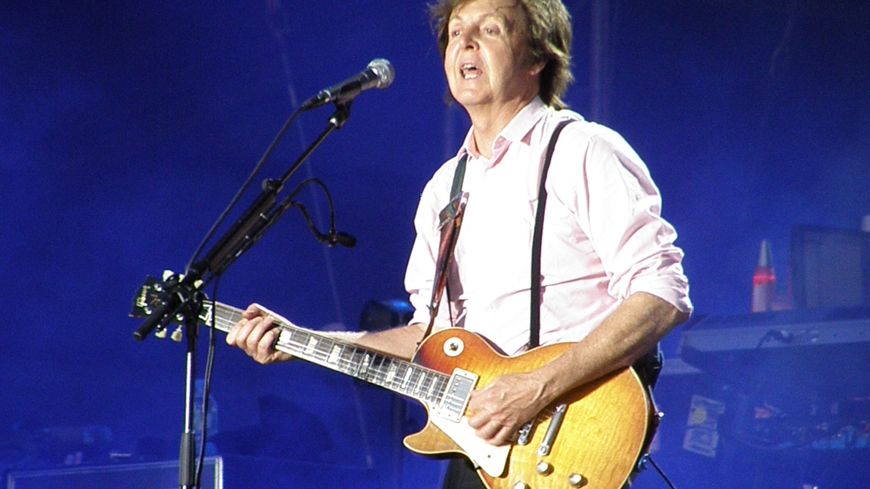 Paul McCartney sur scène avec une Gibson Les Paul, à Hyde Park, Londres, en 2010