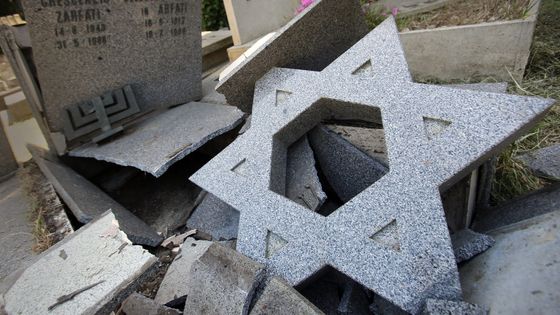 Une tombe juive vandalisée dans le cimetière de Verano en Italie, dans le nuit du 11 au 12 mai 2017 ©Maxppp - Vincenzo Tersigni
