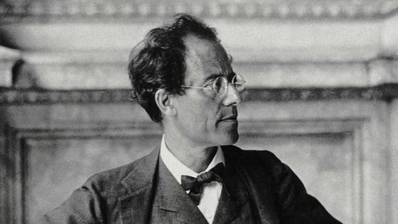 Gustav Mahler dans le hall de l'Opéra de Vienne, en 1907 / cliché Jean-Loup Charmet d'après un original de Moritz Nähr / BnF