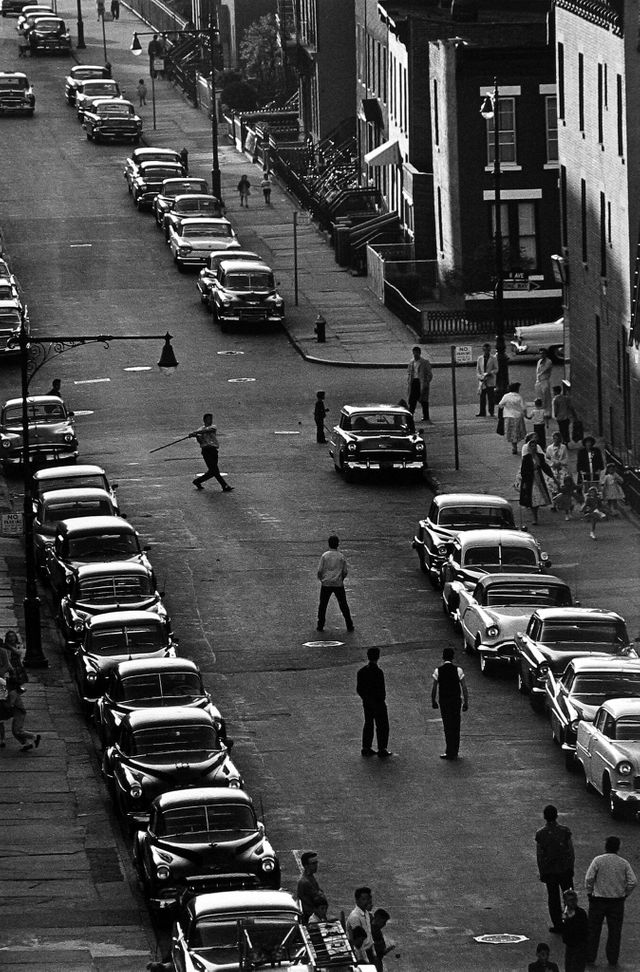Bruce Davidson Brooklyn Gang (stickball players), vers 1966‐68 Epreuve gélatino‐argentique 101,6x76,2cm
