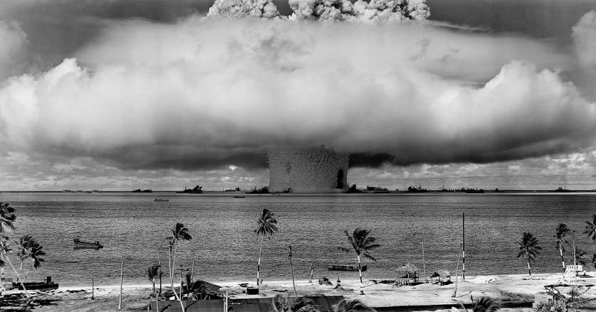 Photo du champignon nucléaire causé par l'explosion Baker (25 juillet 1946) sur l'atoll de Bikini.