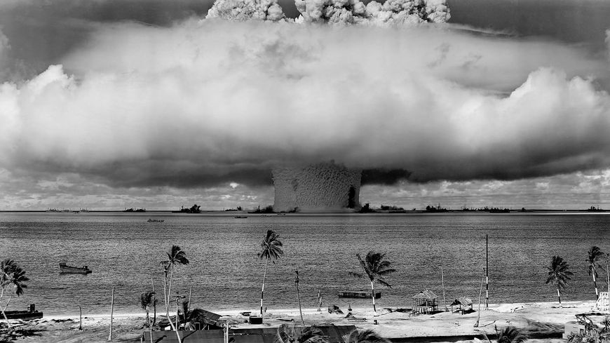 Photo du champignon nucléaire causé par l'explosion Baker (25 juillet 1946) sur l'atoll de Bikini.