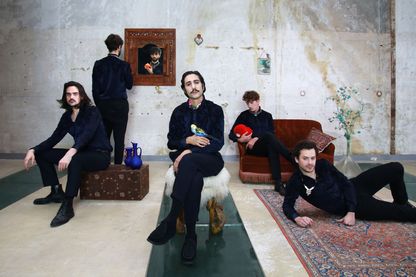 'L'Oiseleur', le deuxième album du groupe français Feu! Chatterton, sort sur le label Barclay le 9 mars 2018. 'L'Oiseleur', le deuxième album du groupe français Feu! Chatterton, sort sur le label Barclay le 9 mars 2018.