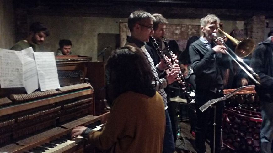 Yellow Desert Orchestra et Eve Risser de dos