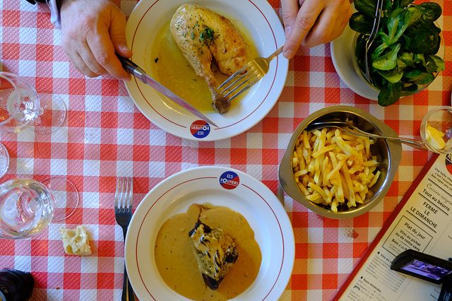 Poulet rôti, steak au poivre et frites