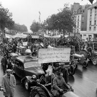 Une manifestation de fermiers à Nantes le 24 mai 1968. Sur la pancarte "Tu nous dit que le lait est trop cher mais tu profites des Pays Tiers qui produisent la chère Margarine."
