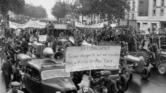 Une manifestation de fermiers à Nantes le 24 mai 1968. Sur la pancarte "Tu nous dit que le lait est trop cher mais tu profites des Pays Tiers qui produisent la chère Margarine." ©AFP - AFP