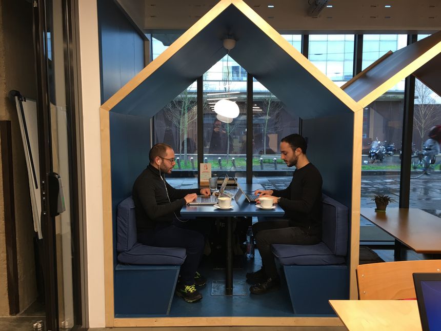 L'équipe de "Pitch My Startup" dans l'une des alcôves du café basé à Station F.
