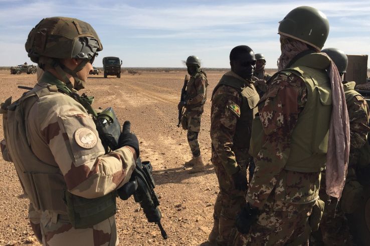 Des soldats maliens participant à la première opération militaire du G5 Sahel, l'opération Hawbi, en coordination avec les soldats français de l'opération Barkhane, le 2 novembre 2017.
