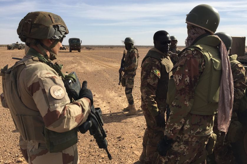 Des soldats maliens participant à la première opération militaire du G5 Sahel, l'opération Hawbi, en coordination avec les soldats français de l'opération Barkhane, le 2 novembre 2017.