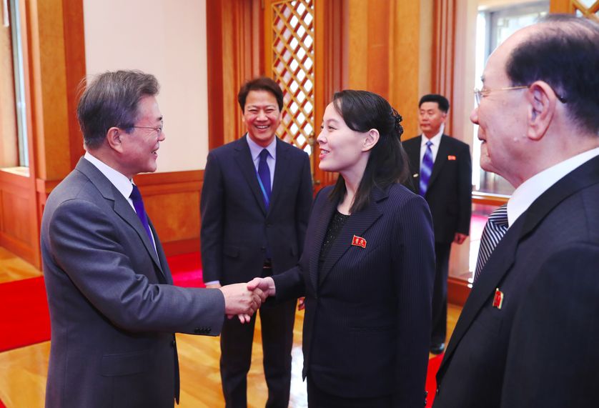 Poignée de main historique entre Kim Yo Jong, la soeur de Kim Jong-un et le président sud-coréen Moon Jae-in