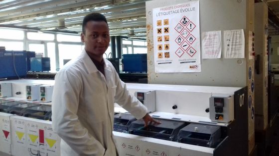 Anthony, titulaire d'un bac professionnel, nous fait visiter l'atelier "traitement des matériaux" ©Radio France - Sonia Bourhan