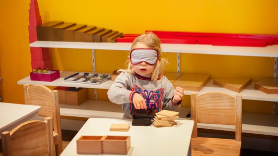 Une école maternelle Montessori, en Haute-Savoie : une pédagogie qui encourage la curiosité et l'autonomie des enfants. ©AFP - AMELIE-BENOIST / BSIP
