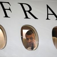 Emmanuel Macron à bord du Falcon 7X, aéroport de Niamey, décembre 2017